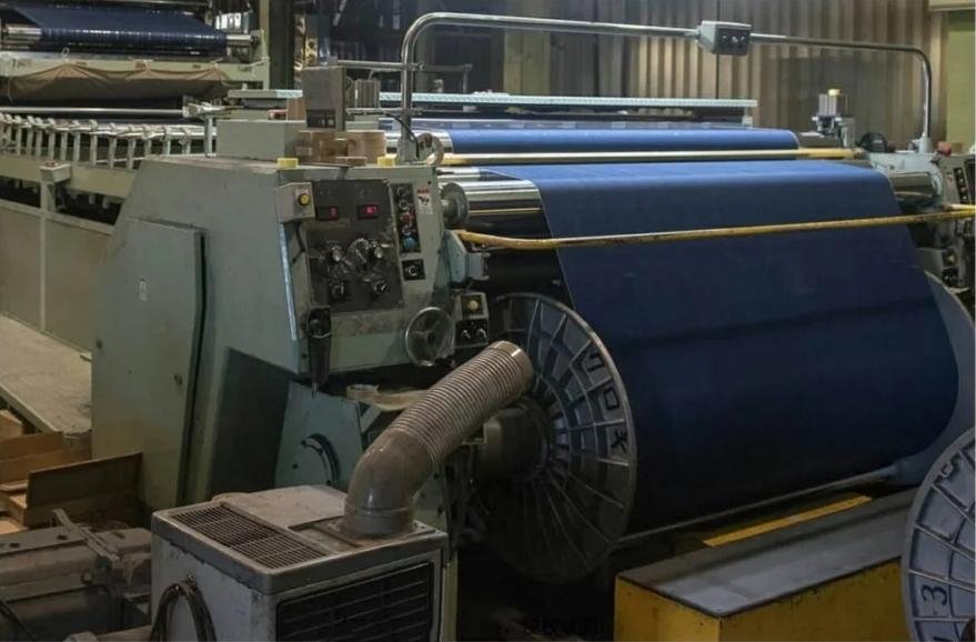 Use a pre-shrinking machine to mechanically compress the fabric, causing it to shrink in both the length and width directions.